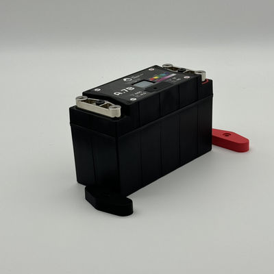 แบตเตอรี่เริ่มต้นรถจักรยานยนต์ 12V 6A แบตเตอรี่ลิเดียม 12.8V สําหรับสถานการณ์ฉุกเฉินภายนอก