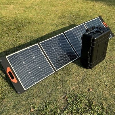 แผ่นพลังงานแสงอาทิตย์แบบพับแบบซิลิคอนโมโนคริสตัลลีนกลางแจ้ง 200W ที่สะดวกสบายสําหรับการจัดหาพลังงาน