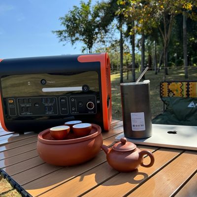 เครื่องผลิตไฟฟ้าฉุกเฉินสีดํา สถานไฟฟ้าพกพา 2200W แบตเตอรี่ลิตถ์เหล็กฟอสฟาต
