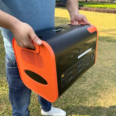 เครื่องกําเนิดพลังงานแบบพกพากลางแจ้ง 2200W ระยะความสับสนของแรงกระตุ้นออก 405*275*303 มม.
