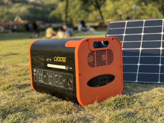 ประเภท C Output โรงไฟฟ้าเคลื่อนที่สําหรับบ้านและค่ายปิ้ง ประมาณ 25 กิโลกรัม 2048wh เครื่องผลิตพลังแสงอาทิตย์
