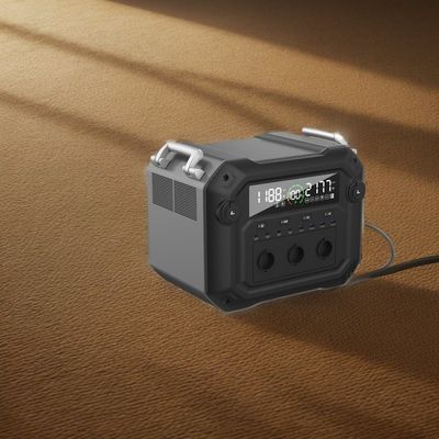 เครื่องผลิตแสงอาทิตย์ขนาดสูง 2500W 2340wh 110V 120V ด้วยวัสดุเปลือกโปรไฟล์อลูมิเนียม ABS