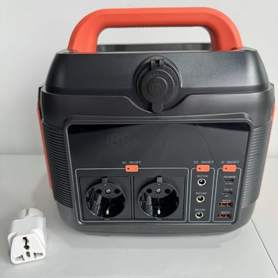 600W AC-DC โทรศัพท์มือถือฉุกเฉินบ้านกลางแจ้ง โรงไฟฟ้าพกพา สีดํา โจ๊กเนอร์แสงอาทิตย์