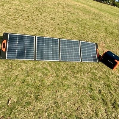 สถานไฟฟ้าพกพาพลังงานพลังงานแสงอาทิตย์ 2200W สําหรับการชาร์จ AC/DC/PV และความจุขนาดใหญ่