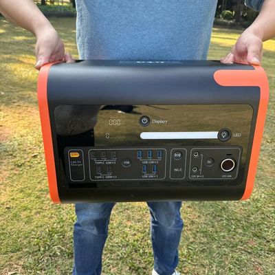 อายุการใช้งาน 2000 ครั้ง เครื่องผลิตพลังงานแสงอาทิตย์ 2200W สําหรับโรงไฟฟ้าพกพาในแคมป์
