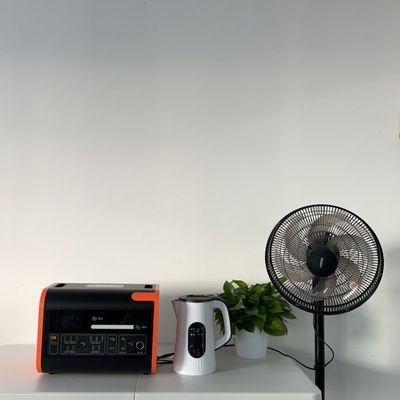อายุการใช้งาน 2000 ครั้ง เครื่องผลิตพลังงานแสงอาทิตย์ 2200W สําหรับโรงไฟฟ้าพกพาในแคมป์