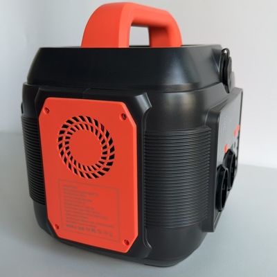 220V 600W ไฟฟ้าเข้า 100W โรงไฟฟ้าเก็บพลังงานสําหรับกลางแจ้งในตลาด Aii