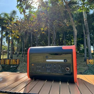 เครื่องกําเนิดไฟฟ้าเคลื่อนที่ 1000W ชาร์จแสงอาทิตย์ ซ็อตออก AC สําหรับโรงไฟฟ้ากลางแจ้ง 2200W