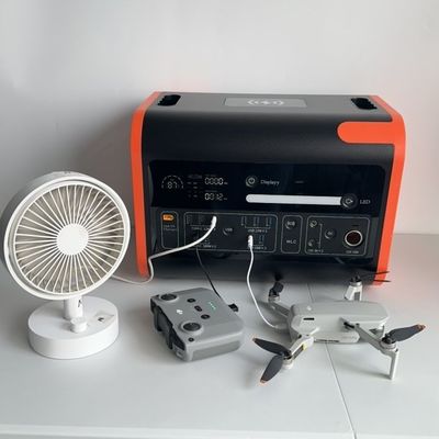ประเภท C 3 * 18W / 2 * 100W พลังงานพลังงานที่เก็บพลังงานแสงอาทิตย์สําหรับการแก้ไขพลังงานกลางแจ้ง