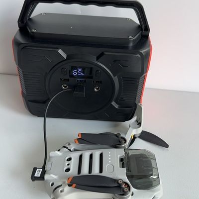 สถานไฟฟ้าพกพากลางแจ้งที่มีความจุของแบตเตอรี่ 48000mAh และผลิต 200W / 300W / 600W