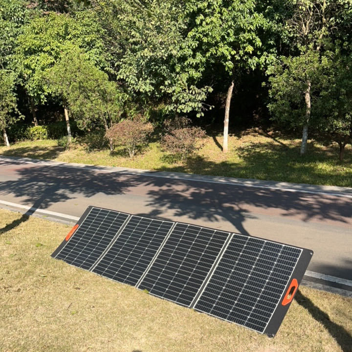 22ประสิทธิภาพการแปลง 0.8% และแผ่นพลังแสงอาทิตย์แบบพับได้ 200W สําหรับการท่องเที่ยวภายนอก RV