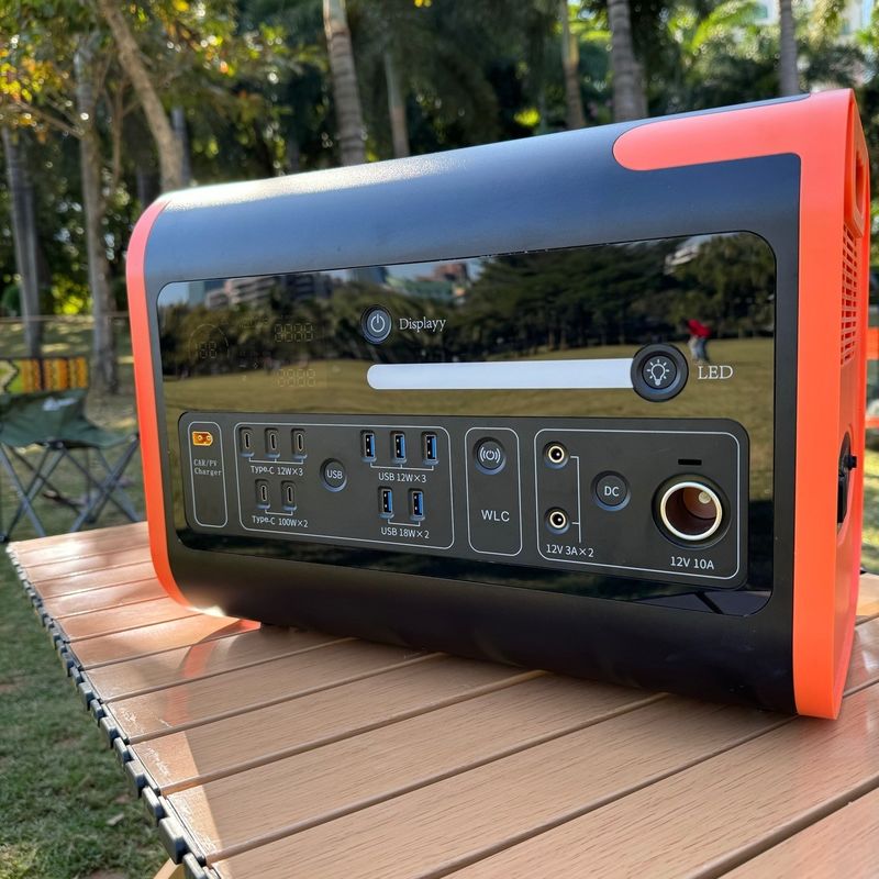 ประเภท-C ออก 220V 2200W สถานไฟฟ้าแบบพกพาที่มีคลื่นไซน์บริสุทธิ์สําหรับฉุกเฉินในกลางแจ้ง