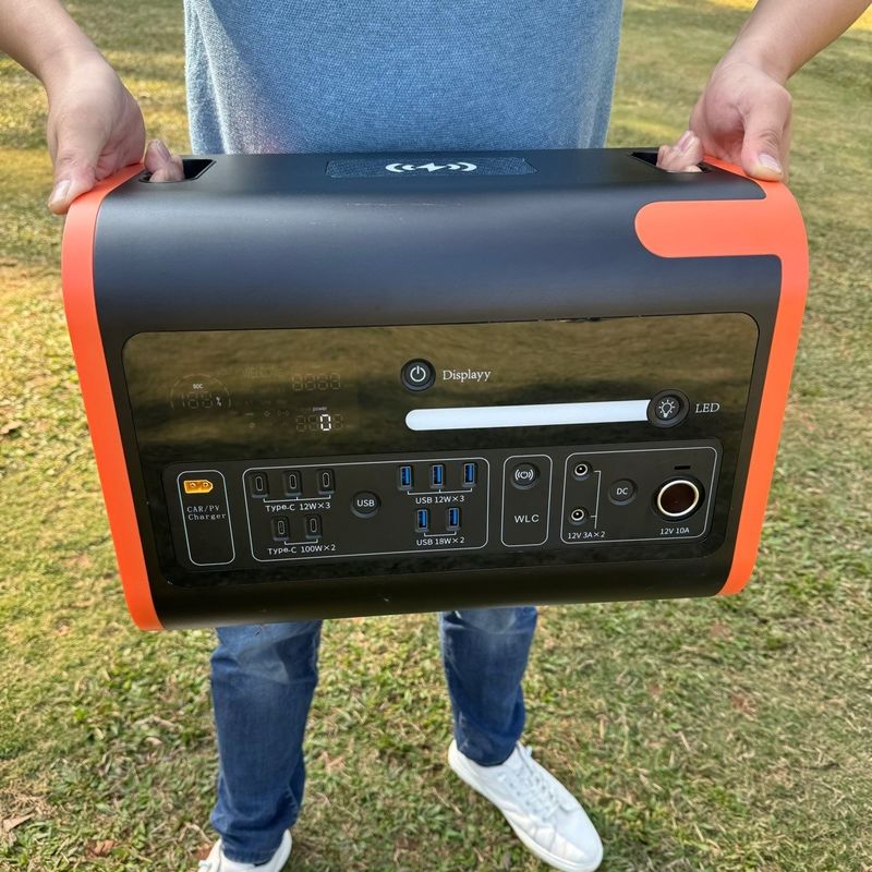 AT22 220V พลังงานพกพา 2200W สูงสุด 4400W แบตเตอรี่ลิธีียมสําหรับแคมป์และฉุกเฉิน