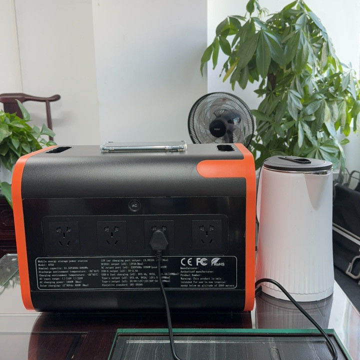 เครื่องกําเนิดพลังแสงอาทิตย์ประมาณ 100W ประเภท C ผลิต 2200W สําหรับการตั้งแคมป์กลางแจ้งและพลังงานฉุกเฉิน