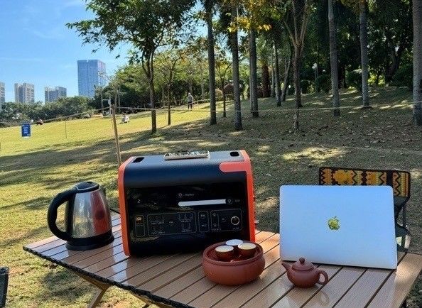 2000W 2200W แบตเตอรี่ลิเดียม โจ๊กเนอเตอร์แสงอาทิตย์สําหรับแคมป์และการแก้ไขพลังงานฉุกเฉิน