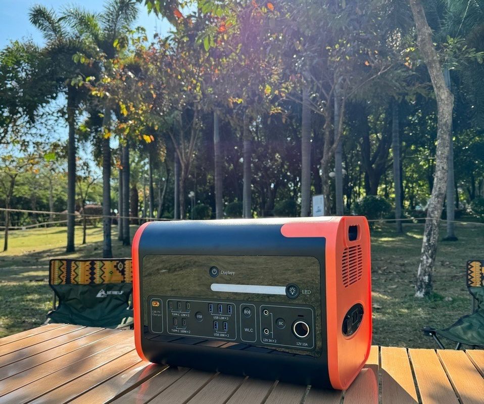 1800W 2000W 2200W สถานไฟฟ้าพลังงานลมแสงอาทิตย์แบบพกพาที่สามารถชาร์จใหม่ได้ สําหรับพลังงานที่สามารถปรับปรุงได้
