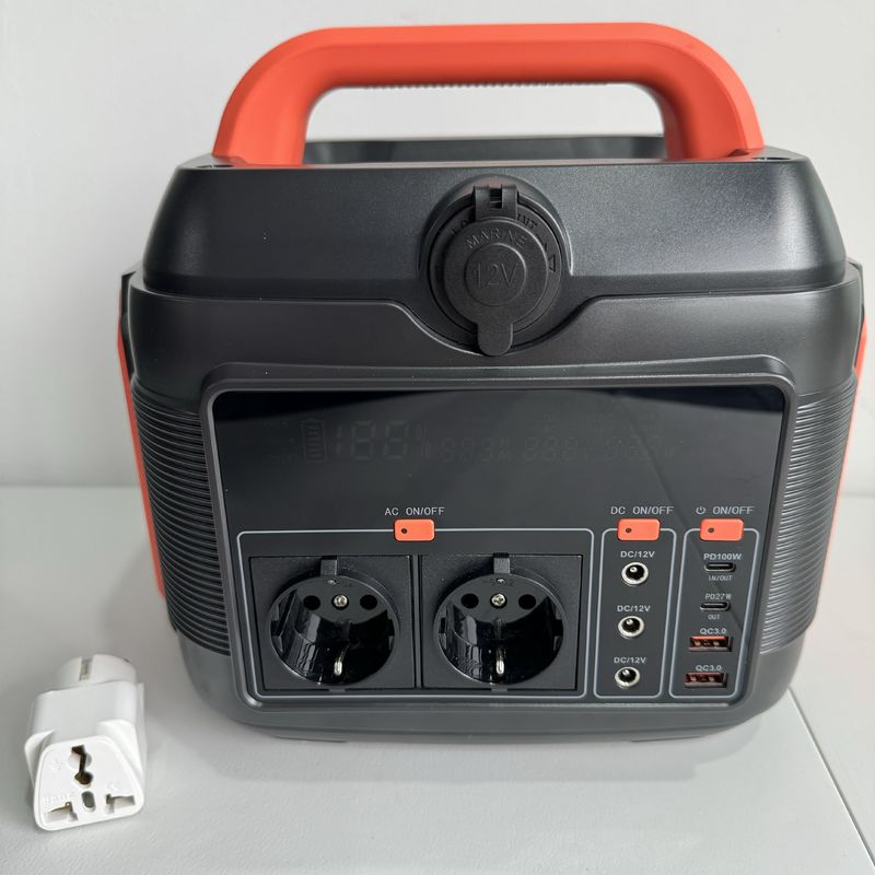 600W AC-DC โทรศัพท์มือถือฉุกเฉินบ้านกลางแจ้ง โรงไฟฟ้าพกพา สีดํา โจ๊กเนอร์แสงอาทิตย์