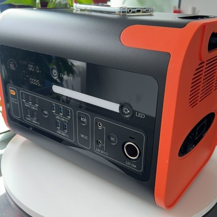 600W 2000W พกพาสถานีไฟฟ้า โจ๊กเนอร์แสงอาทิตย์สําหรับการตั้งแคมป์ การหยุดไฟฟ้าฉุกเฉิน