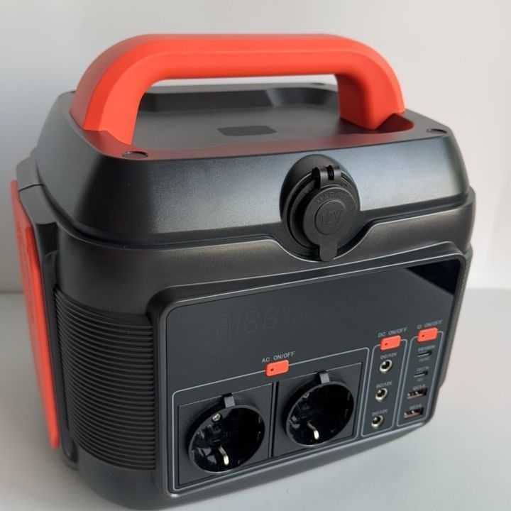 เครื่องผลิตพลังงานแสงอาทิตย์สํารองแบตเตอรี่ 600W สําหรับการตั้งแคมป์กลางแจ้งและโรงไฟฟ้าฉุกเฉิน