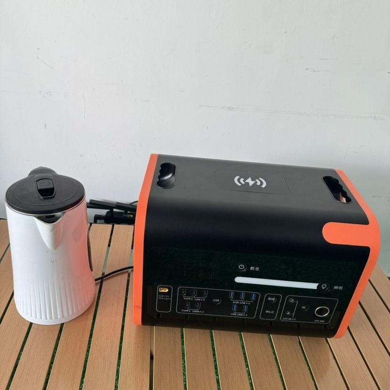 สถานไฟฟ้าเก็บพลังงานแบบพกพากลางแจ้ง 600W 1200W 2200W พร้อมชาร์จแผ่นแสงอาทิตย์