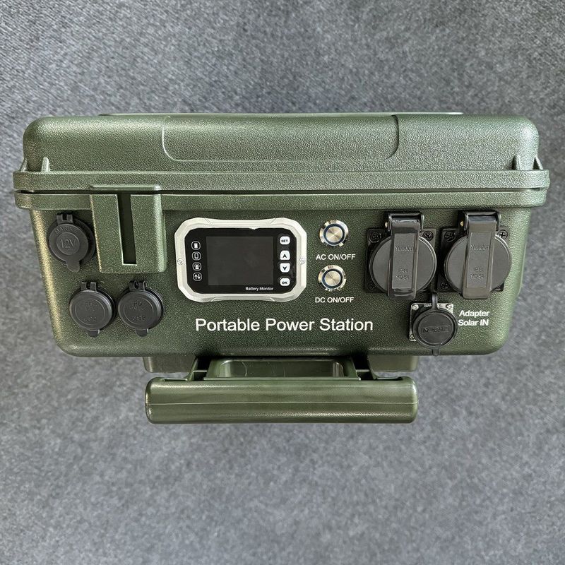12V / 10A DC Output 220V โปรแกรมพลังงานแสงอาทิตย์พกพา 300W 2200W 7000W สําหรับระยะ Soc 5% - 95%