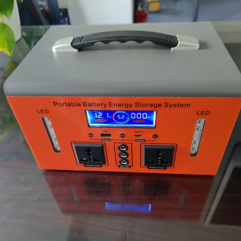 สถานีชาร์จอุปกรณ์เคลื่อนไหวพลังแสงอาทิตย์นอกเครือข่าย 300W พร้อมคลื่นแก้ไขการออก 12V DC